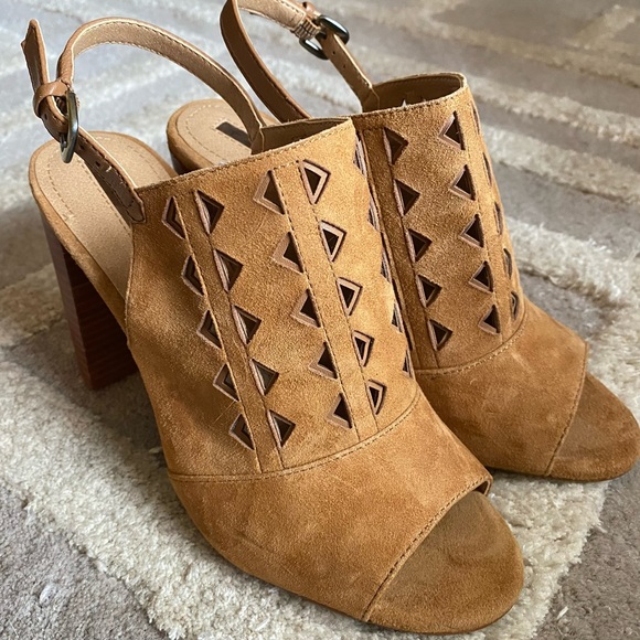 Tahari Marvel High Heel Slingback Camel Suede cutout Design Sandals US 5.5 - Picture 7 of 10